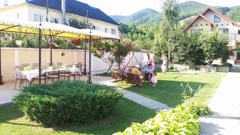 Pensiunea Boema Piatra Neamţ エクステリア 写真